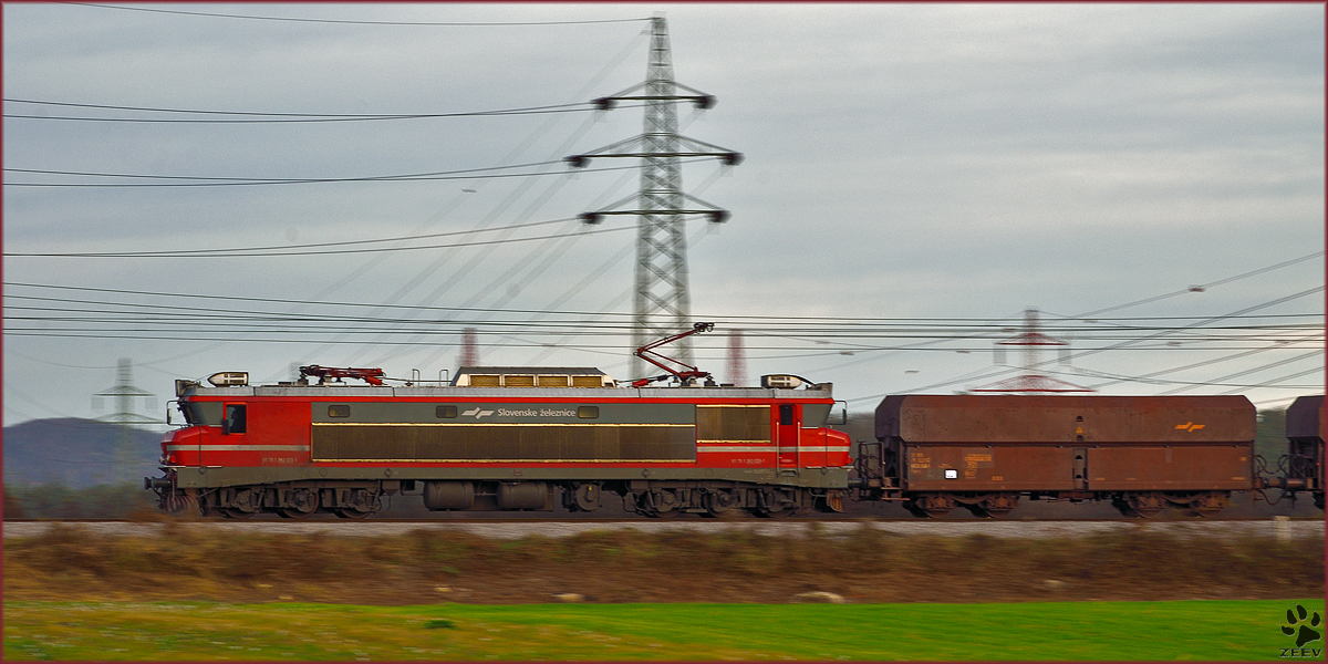 SŽ 363-035 zieht Erzzug durch Bohova Richtung Norden. /19.11.2015