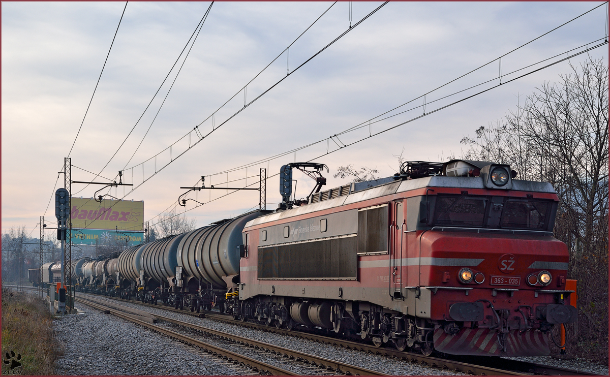 SŽ 363-035 zieht Güterzug durch Maribor-Tabor Richtung Norden. /20.12.2013