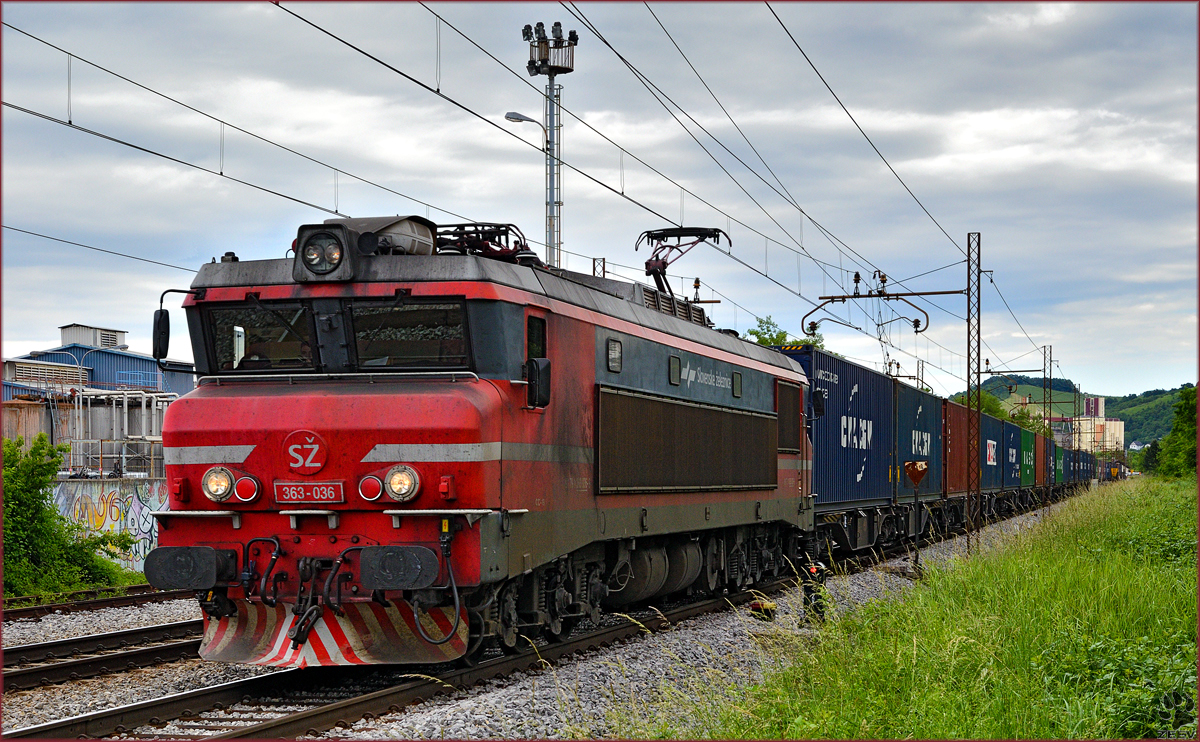 SŽ 363-036 zieht Containerzug durch Maribor-Tabor Richtung Koper Hafen. /1.6.2016
