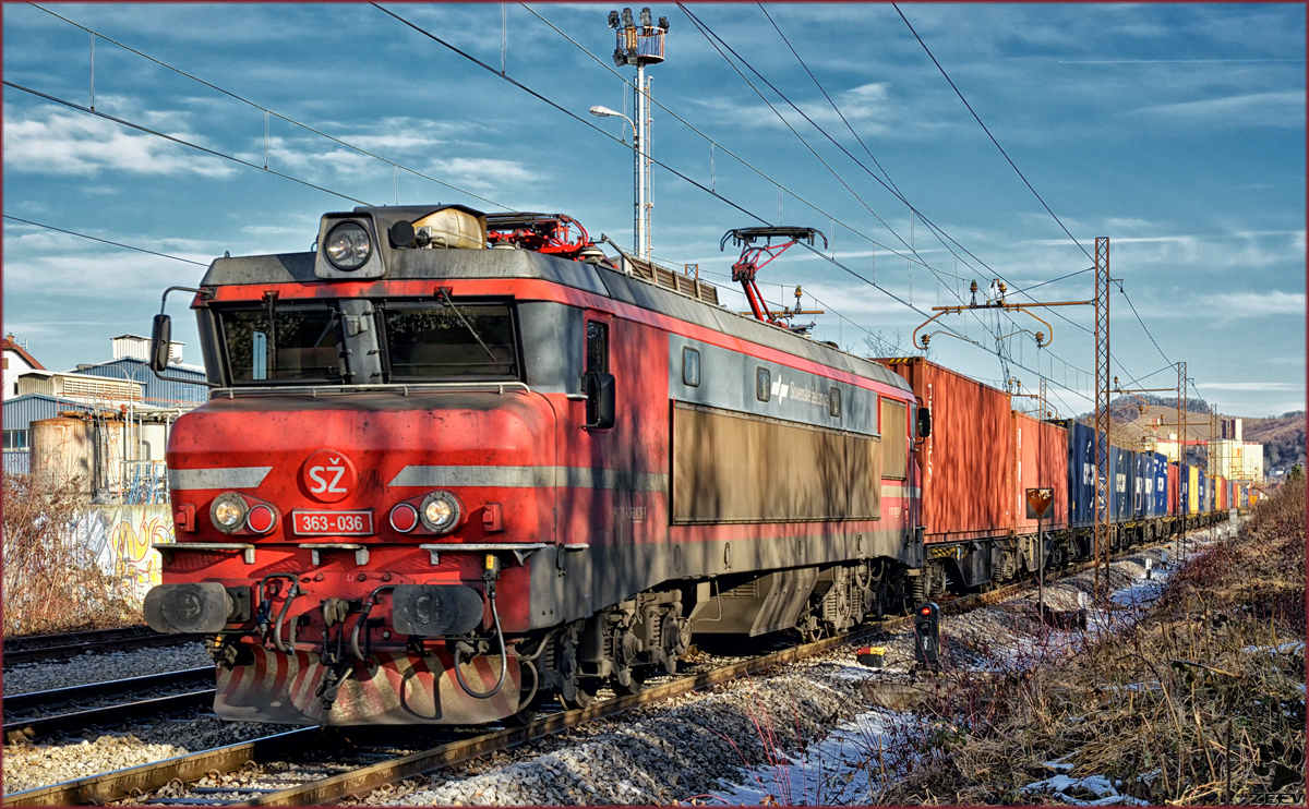 SŽ 363-036 zieht Containerzug durch Maribor-Tabor Richtung Koper Hafen. /3.2.2017