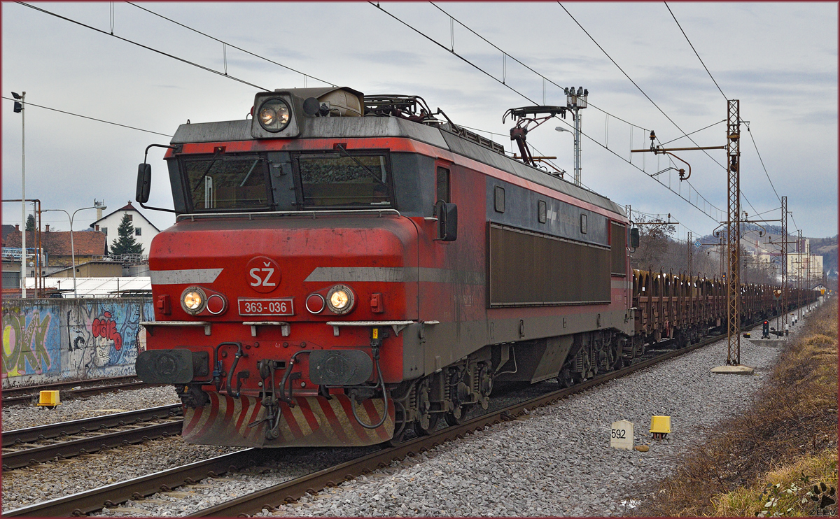 SŽ 363-036 zieht Stahlzug durch Maribor-Tabor Richtung Koper Hafen. /2.2.2016