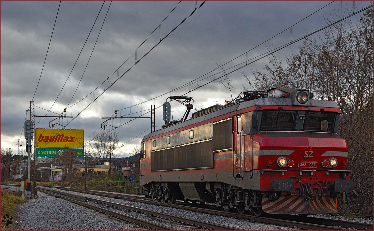SŽ 363-037 fährt als Lokzug durch Maribor-Tabor Richtung Maribor HBF. /11.1.2016