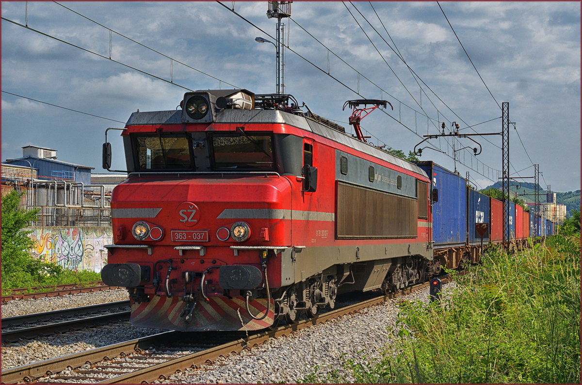SŽ 363-037 zieht Containerzug durch Maribor-Tabor Richtung Koper Hafen. /13.6.2017