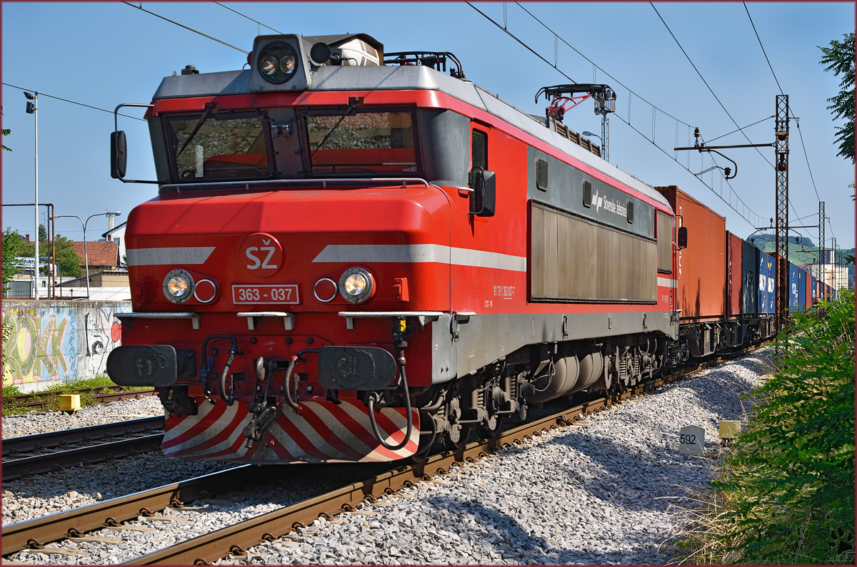 SŽ 363-037 zieht Containerzug durch Maribor-Tabor Richtung Koper Hafen. /15.7.2015