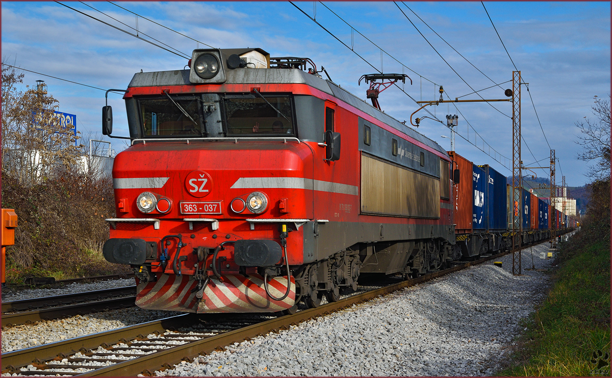 SŽ 363-037 zieht Containerzug durch Maribor-Tabor Richtung Koper Hafen. /27.11.2015