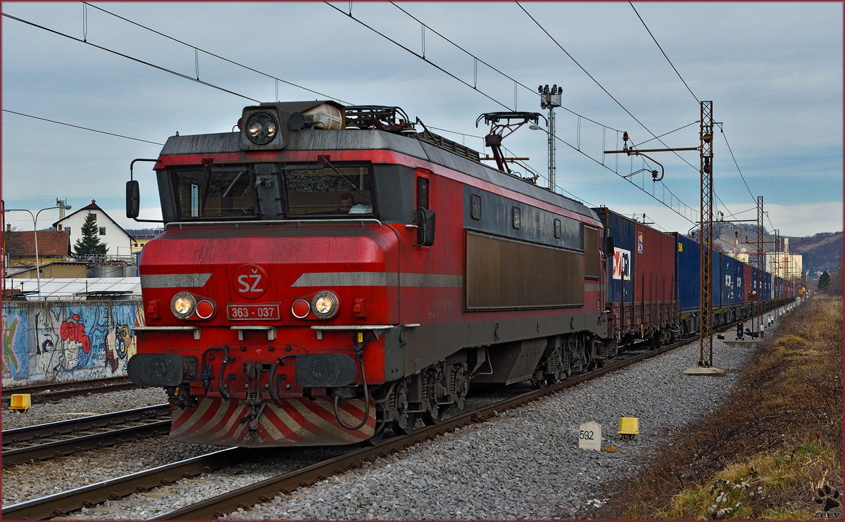 SŽ 363-037 zieht Containerzug durch Maribor-Tabor Richtung Koper Hafen. /9.2.2016