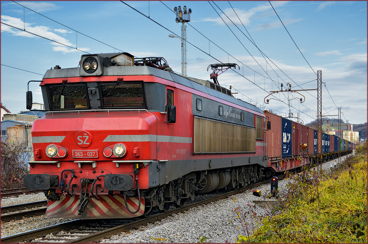 SŽ 363-037 zieht Containerzug durch Maribor-Tabor Richtung Koper Hafen. /21.11.2016