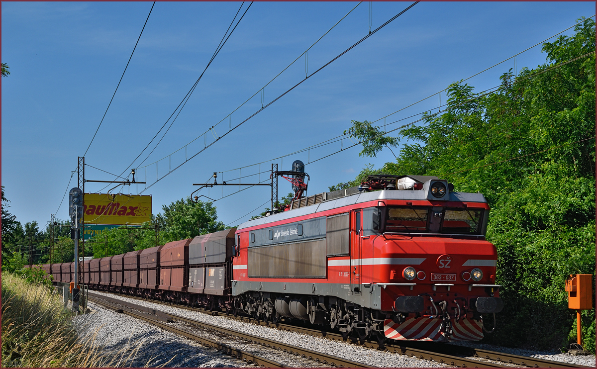 SŽ 363-037 zieht Erzzug durch Maribor-Tabor Richtung Norden. /18.6.2015