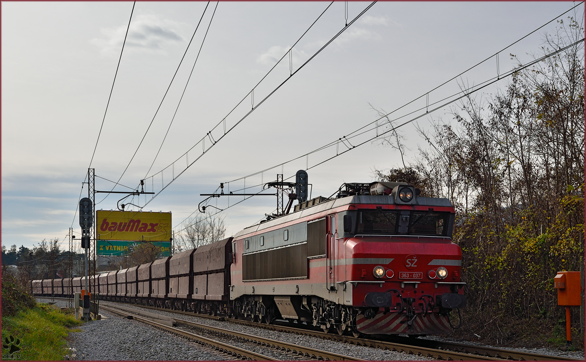 SŽ 363-037 zieht Erzzug durch Maribor-Tabor Richtung Norden. /20.11.2015