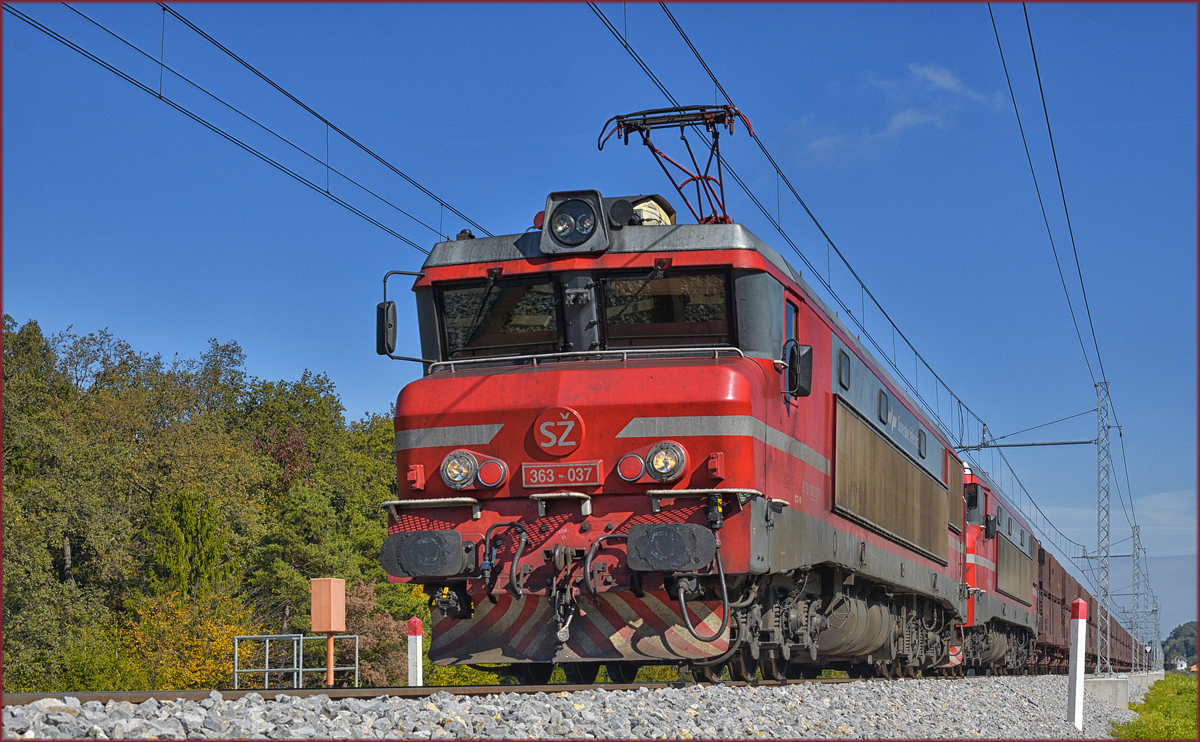 SŽ 363-037 zieht leeren Erzzug an Črešnjevec vorbei Richtung Koper Hafen. /10.10.2017