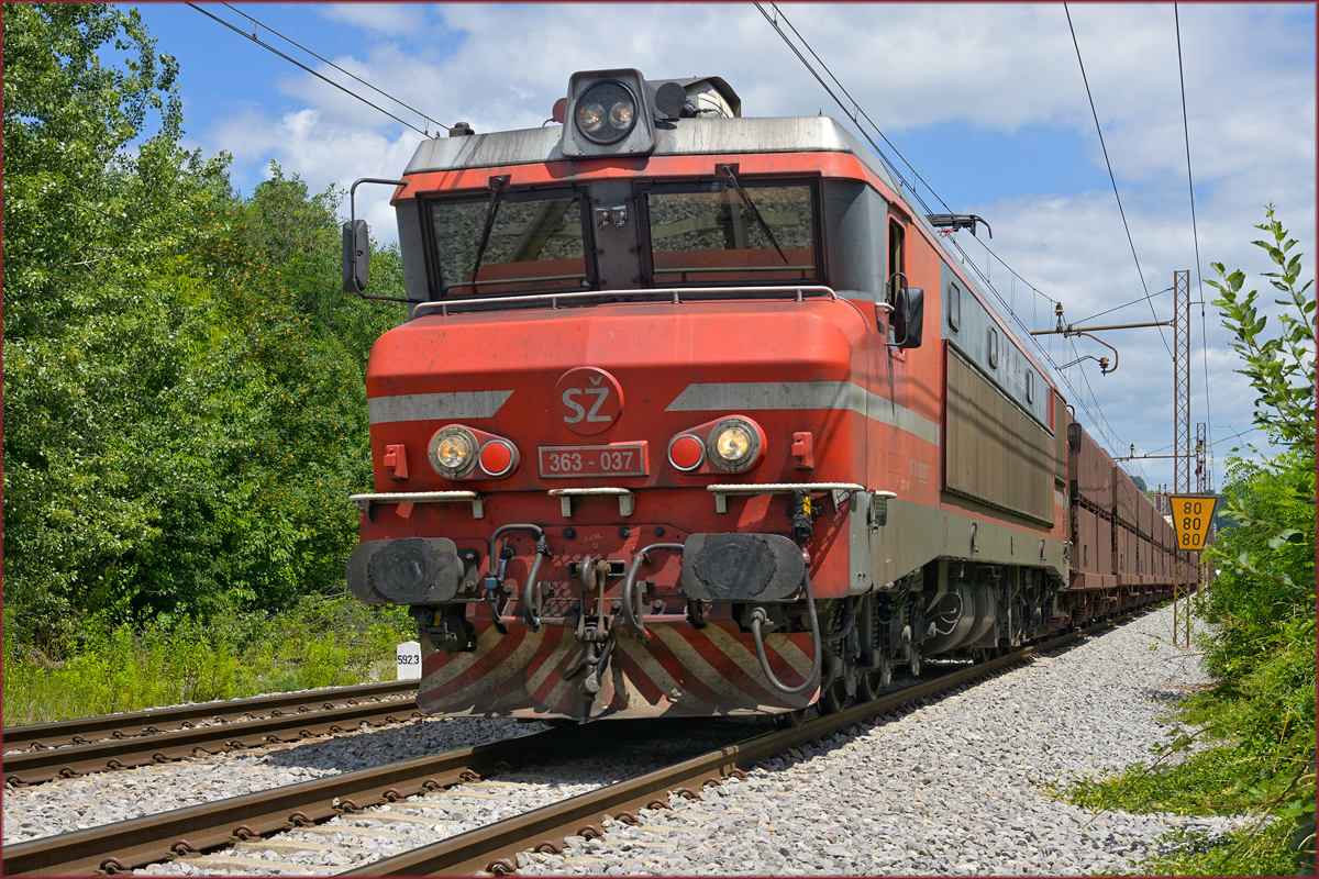 SŽ 363-037 zieht leeren Erzzug durch Maribor-Tabor Richtung Koper Hafen. /7.7.2020