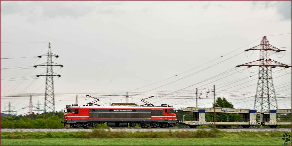 SŽ 363-037 zieht lehren Autozug durch Bohova Richtung Norden. /1.5.2015