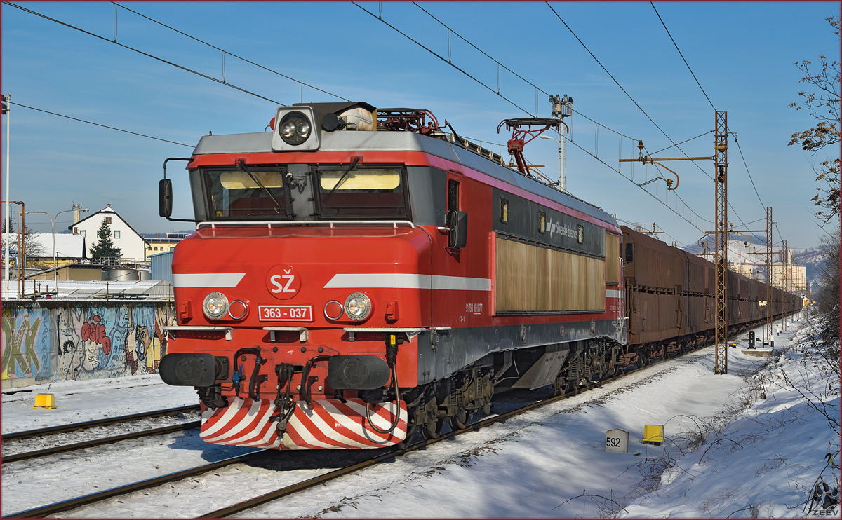 SŽ 363-037 zieht lehren Erzzug durch Maribor-Tabor Richtung Koper Hafen. /2.1.2015