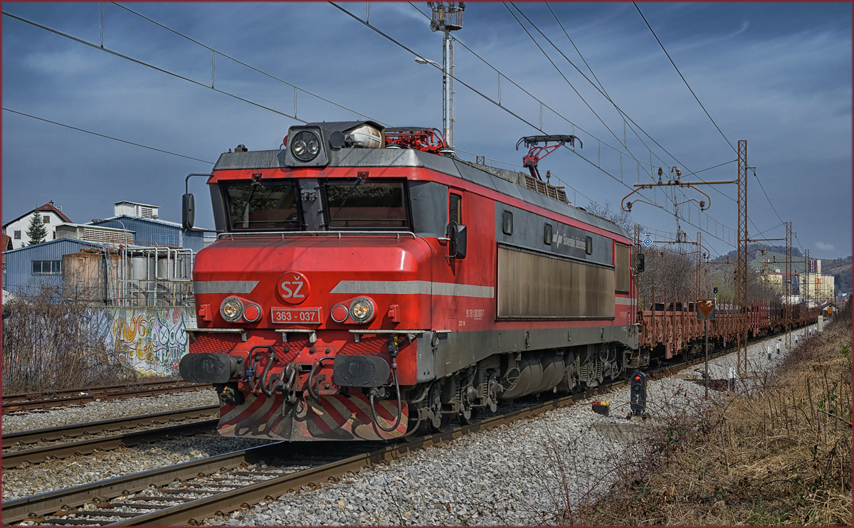 SŽ 363-037 zieht Stahlzug durch Maribor-Tabor Richtung Süden. /21.3.2017