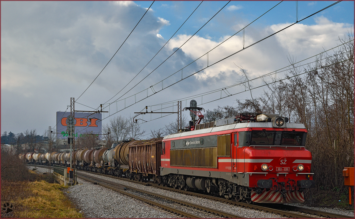 SŽ 363-038 zieht Güterzug durch Maribor-Tabor Richtung Norden. /20.2.2016
