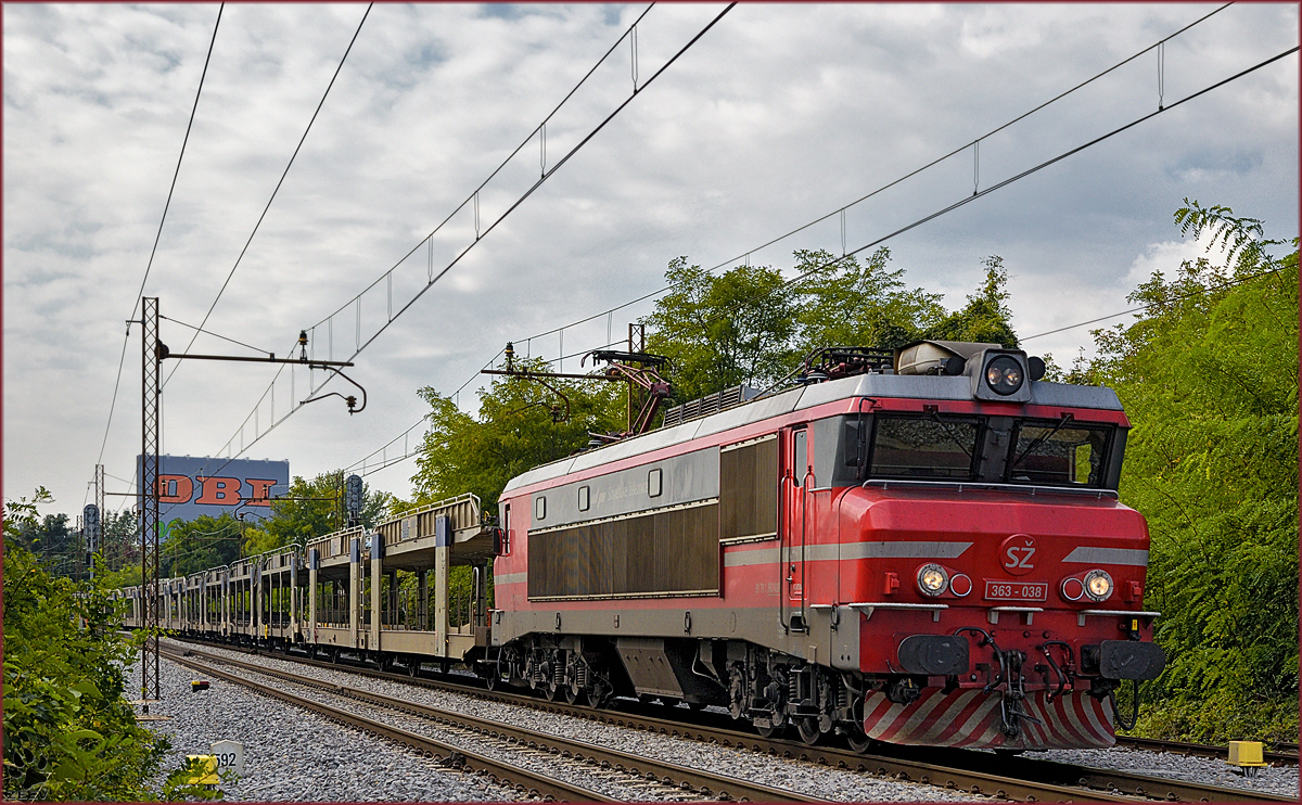 SŽ 363-038 zieht leeren Autozug durch Maribor-Tabor Richtung Norden. /27.9.2016