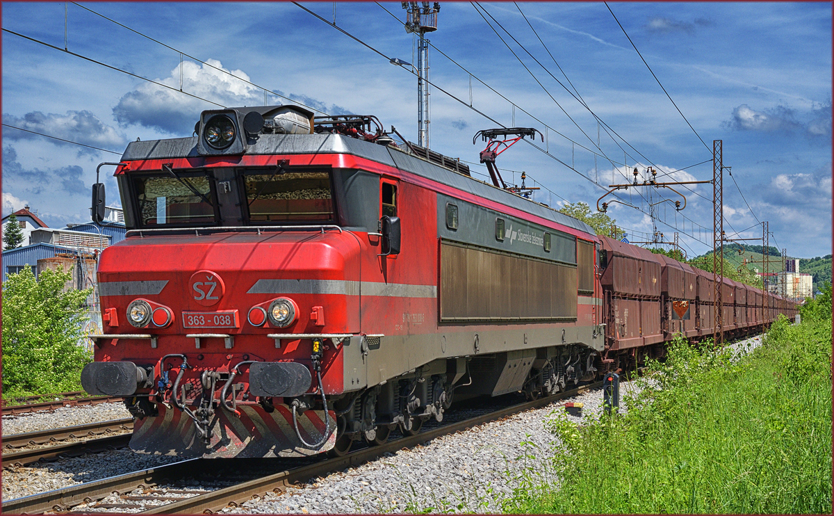 SŽ 363-038 zieht leeren Erzzug durch Maribor-Tabor Richtung Koper Hafen. /16.5.2017