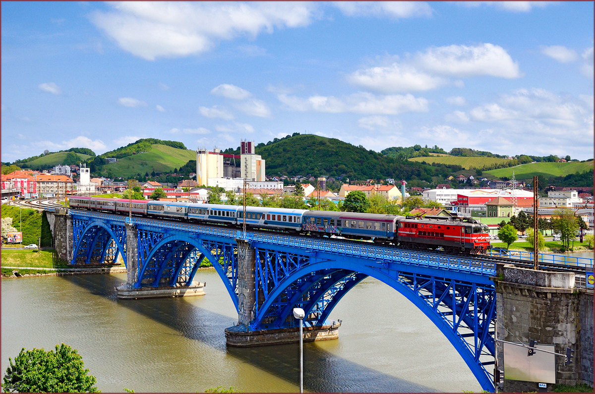 SŽ 432-022 zieht EC151 über Drava Brücke Richtung Ljubljana. In diesem Jahr ist die Brücke 150 Jahre alt. /5.5.2016