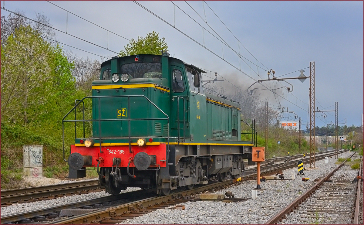 SŽ 462-185 fährt als Lokzug durch Maribor-Tabor Richtung Studenci BF. /26.4.2021