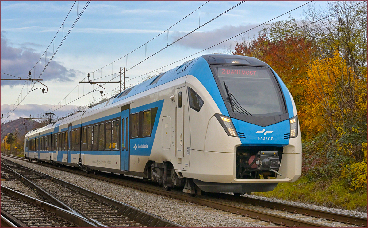 SŽ 510-010 fährt durch Maribor-Tabor Richtung Zidani Most. /9.11.2021