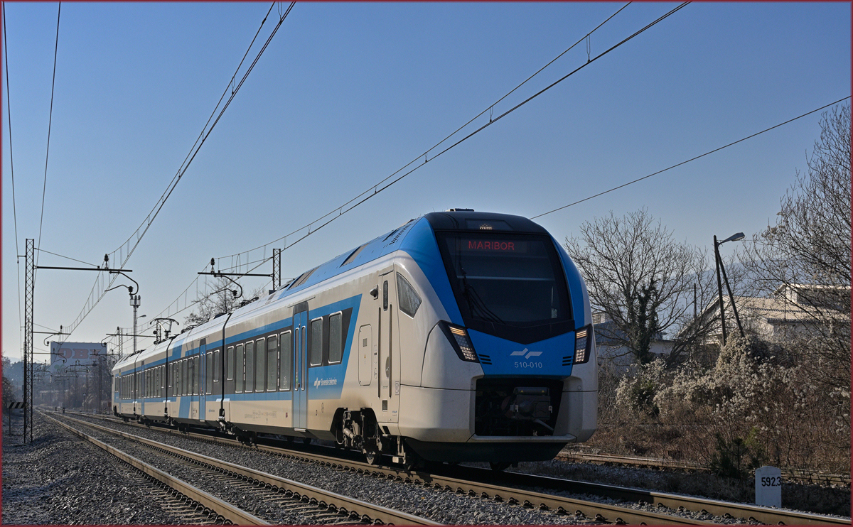 SŽ 510-010 fährt durch Maribor-Tabor Richtung Maribor HBF. /19.1.2022
