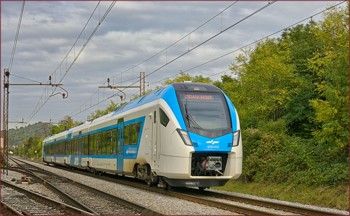 SŽ 510-012 fährt durch Maribor-Tabor Richtung Zidani Most. /11.10.2021