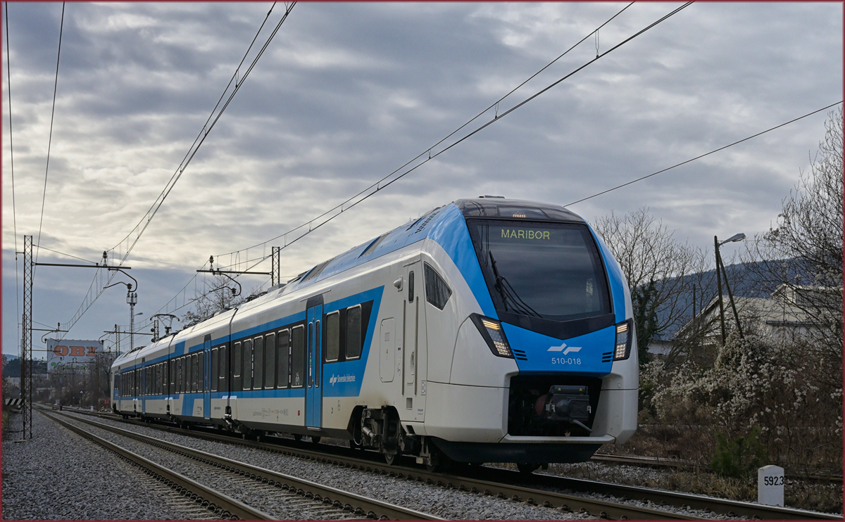 SŽ 510-018 fährt durch Maribor-Tabor Richtung Maribor. /6.1.2022