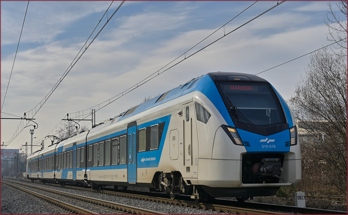 SŽ 510-018 fährt durch Maribor-Tabor Richtung Maribor HBF. /27.1.2022