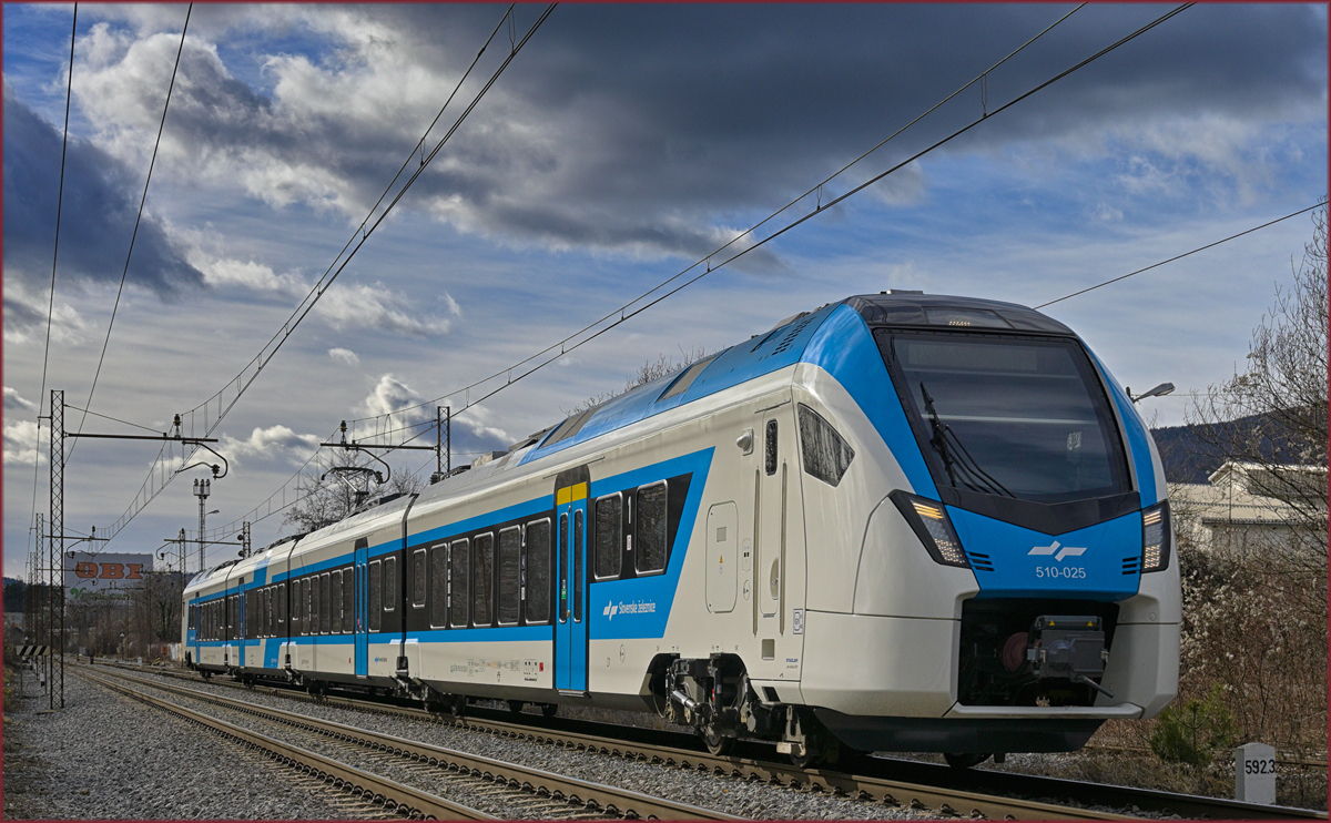 SŽ 510-025 fährt durch Maribor-Tabor Richtung Maribor HBF. /2.2.2022