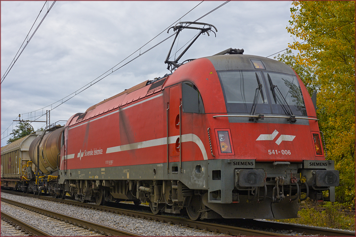 SŽ 514-006 zieht Güterzug durch Maribor-Tabor Richtung Norden. /12.10.2020