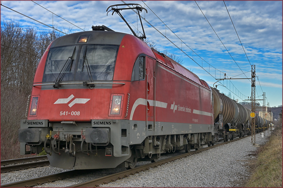 SŽ 514-008 zieht Kesselzug durch Maribor-Tabor Süden. /6.1.2022