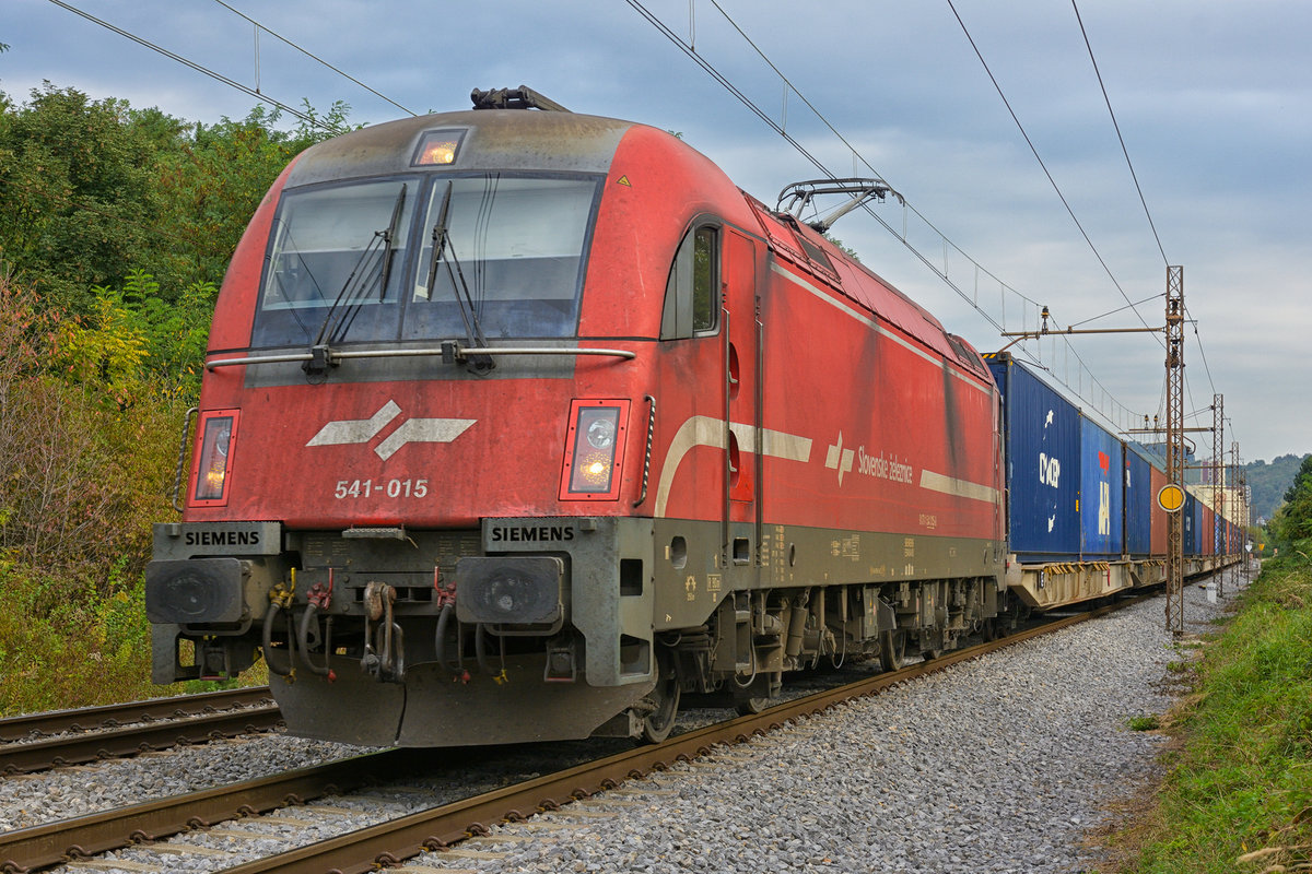 SŽ 514-015 zieht Containerzug durch Maribor-Tabor Richtung Hafen Koper. /17.9.2020