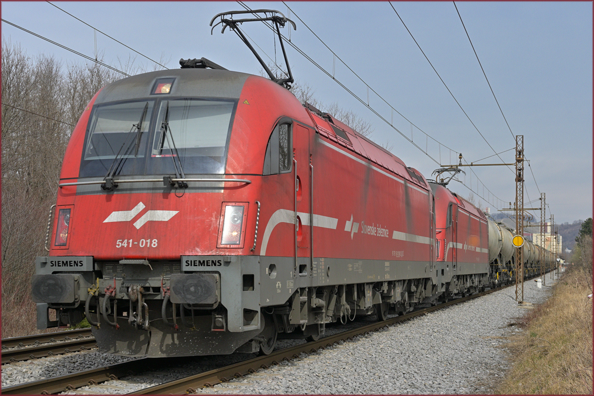 SŽ 514-018 zieht Kesselzug durch Maribor-Tabor Richtung Šterntal. /15.3.2022