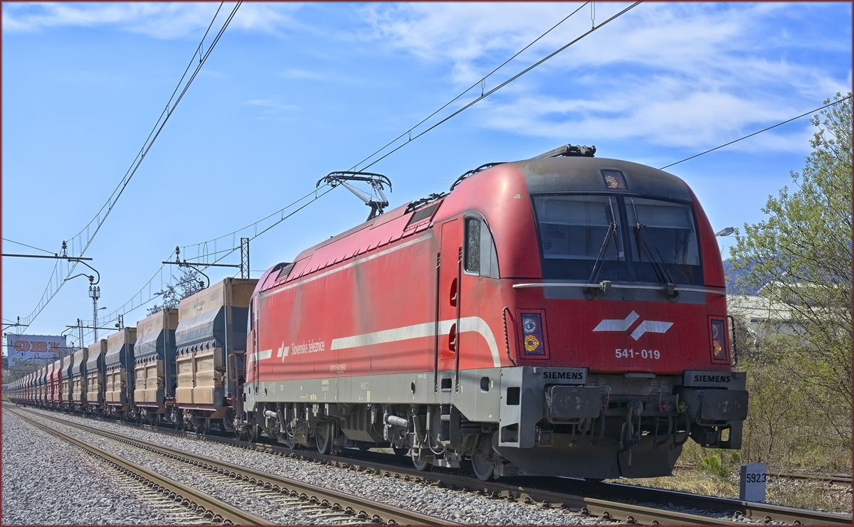 SŽ 514-019 zieht Erzzug durch Maribor-Tabor Richtung Norden. /1.4.2021