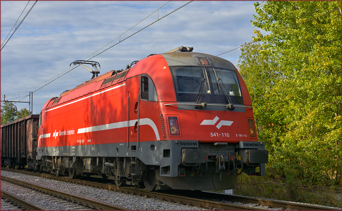SŽ 514-110 zieht Güterzug durch Maribor-Tabor Richtung Norden. /24.9.2020