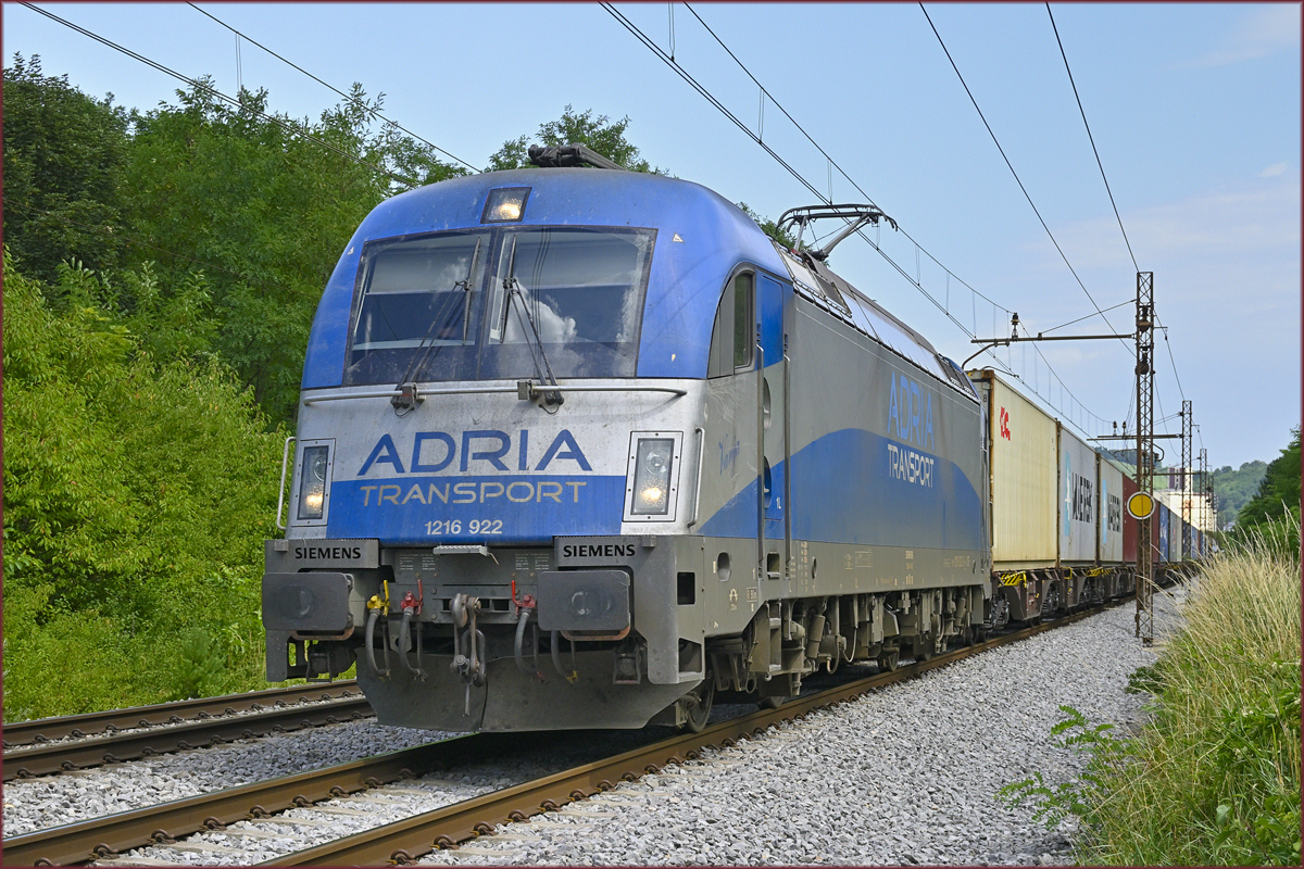 SŽ 514-922 'Vanja' zieht Containerzug durch Maribor-Tabor Richtung Koper Hafen. /14.7.2021