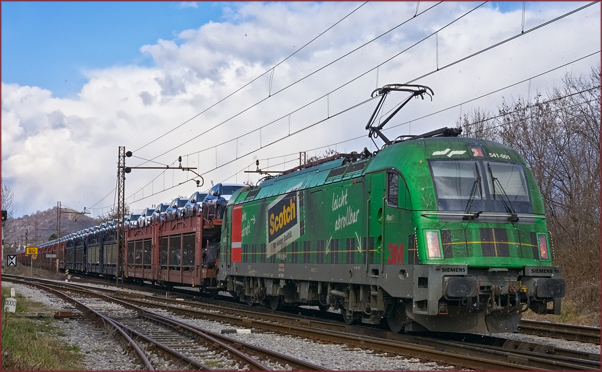 SŽ 541-001 zieht Autozug durch Maribor-Tabor Richtung Koper Hafen. /18.3.2021