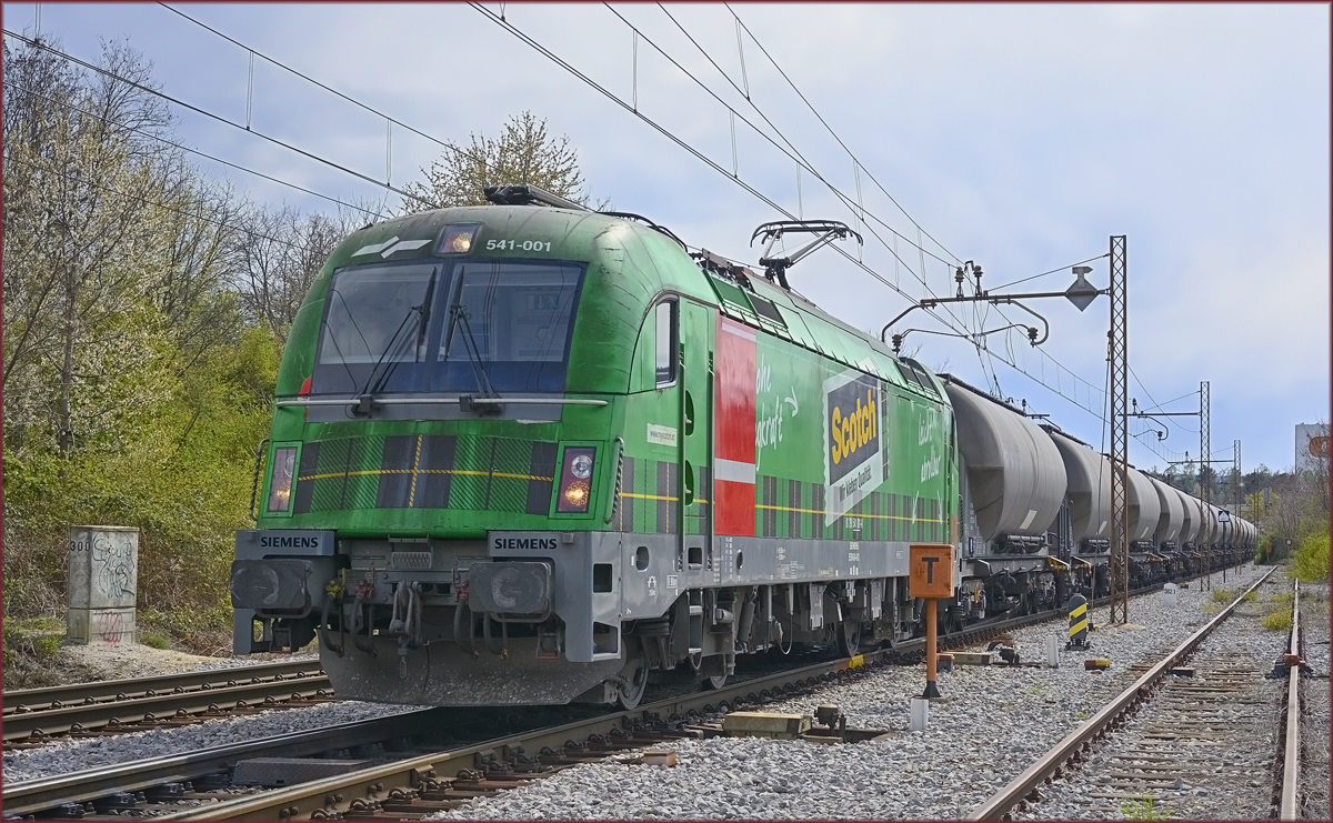 SŽ 541-001 zieht Kesselzug durch Maribor-Tabor Richtung Norden. /14.4.2021