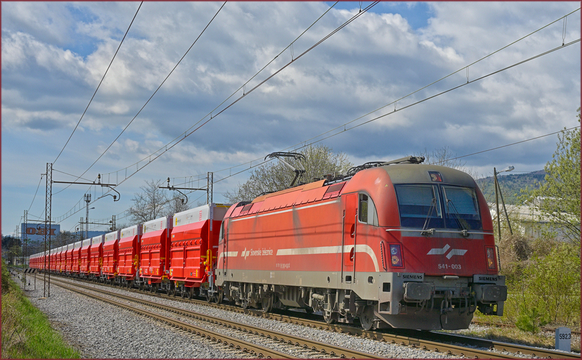 SŽ 541-003 zieht Erzzug durch Maribor-Tabor Richtung Norden. /11.4.2022