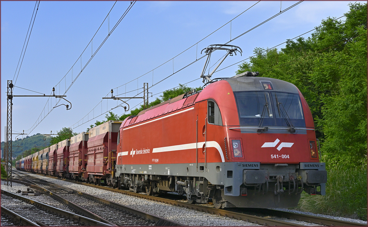 SŽ 541-004 zieht leeren Erzzug durch Maribor-Tabor Richtung Koper Hafen. /18.6.2021