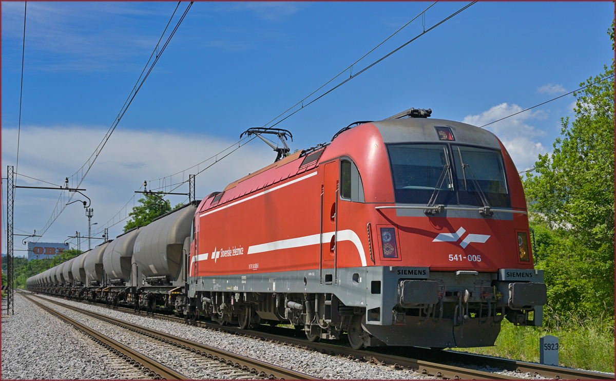 SŽ 541-005 zieht Kesselzug durch Maribor-Tabor Norden. /16.6.2021