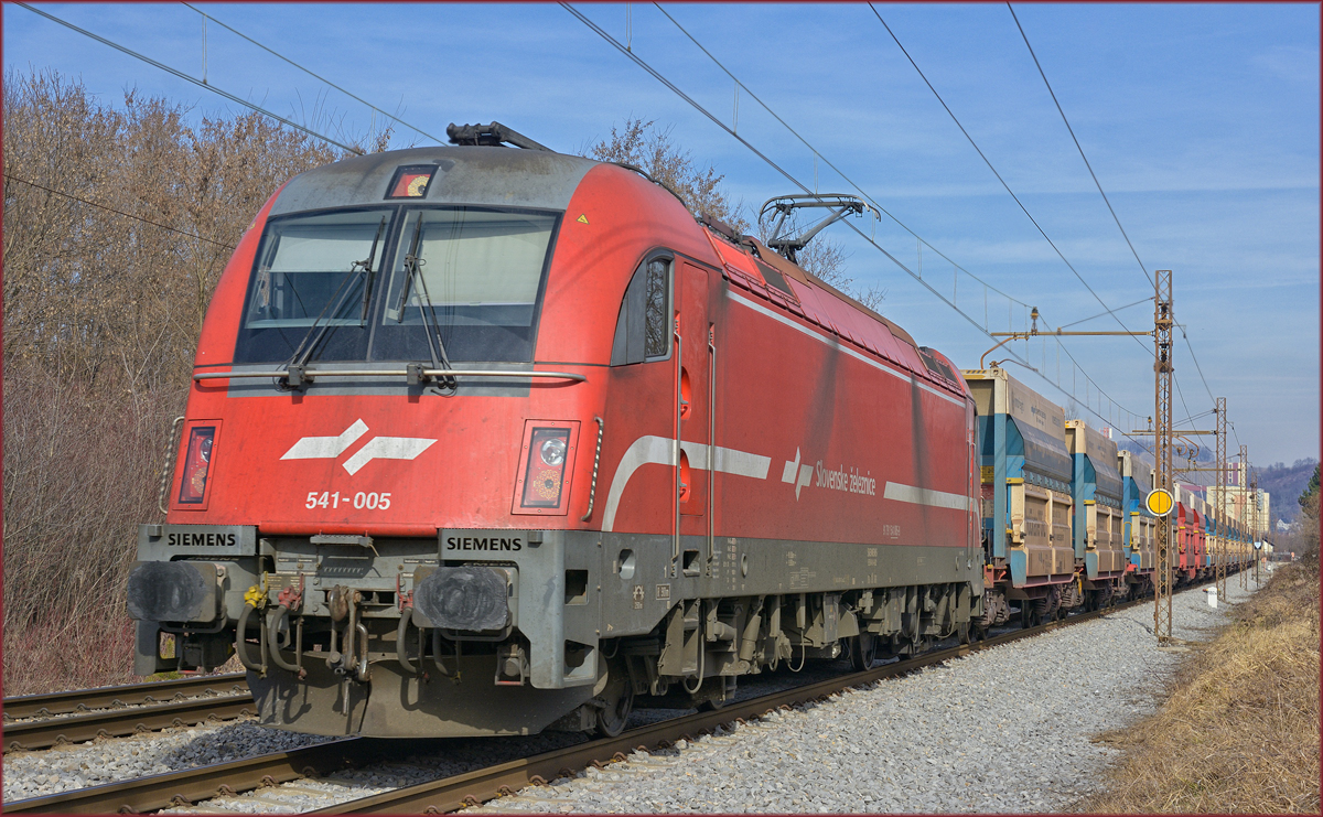 SŽ 541-005 zieht leeren Erzzug durch Maribor-Tabor Richtung Koper Hafen. /6.2.2021