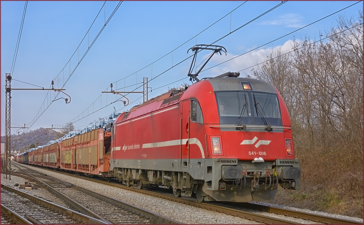 SŽ 541-006 zieht Autozug durch Maribor-Tabor Richtung Koper Hafen. /20.3.2021