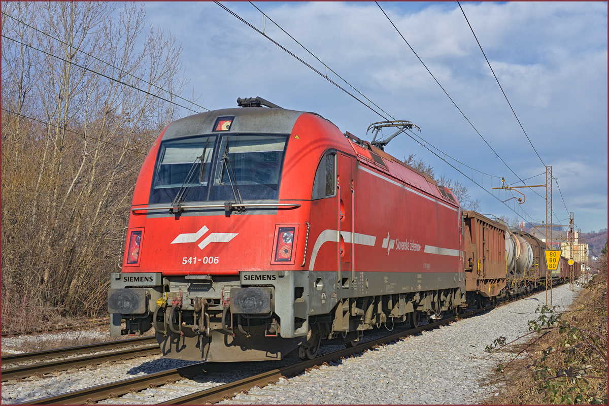 SŽ 541-006 zieht Gueterzug durch Maribor-Tabor Richtung Tezno VBH  . /10.2.2021