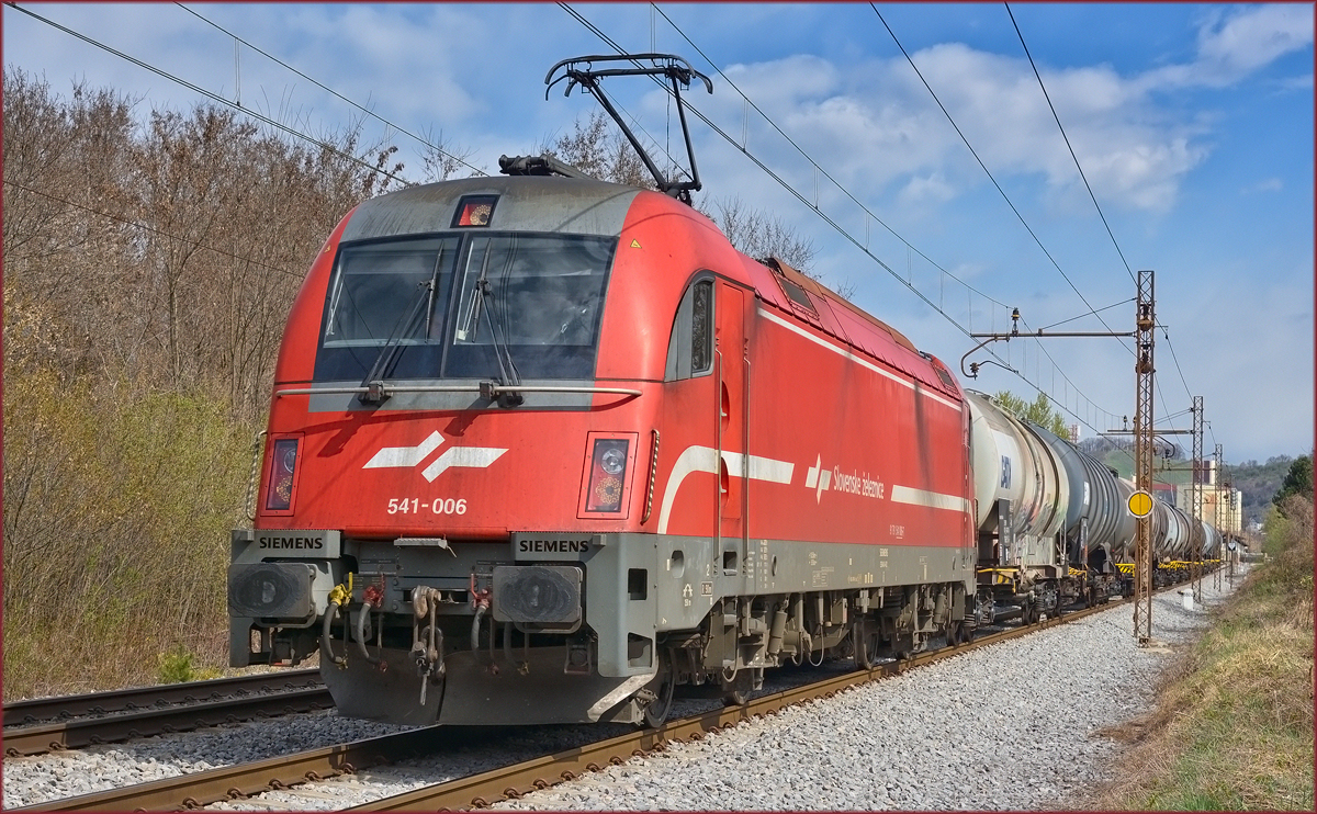 SŽ 541-006 zieht Kesselzug durch Maribor-Tabor Richtung Süden. /8.4.2021