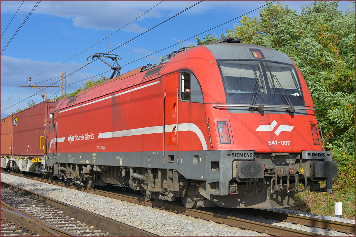 SŽ 541 007 zieht Containerzug durch Maribor-Tabor Richtung Koper Hafen. /23.9.2020