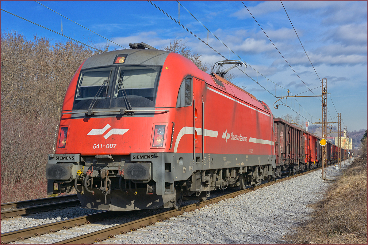SŽ 541-007 zieht Güterzug durch Maribor-Tabor Richtung Süden. /16.2.2021