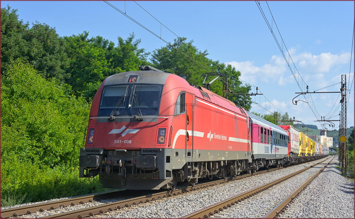 SŽ 541-008 zieht LkW-Zug durch Maribor-Tabor Richtung Tezno VBF. /23.6.2020