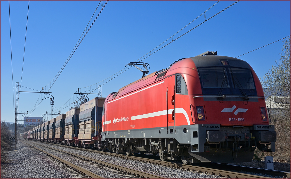 SŽ 541-009 zieht Erzzug durch Maribor-Tabor Richtung Norden. /3.3.2021