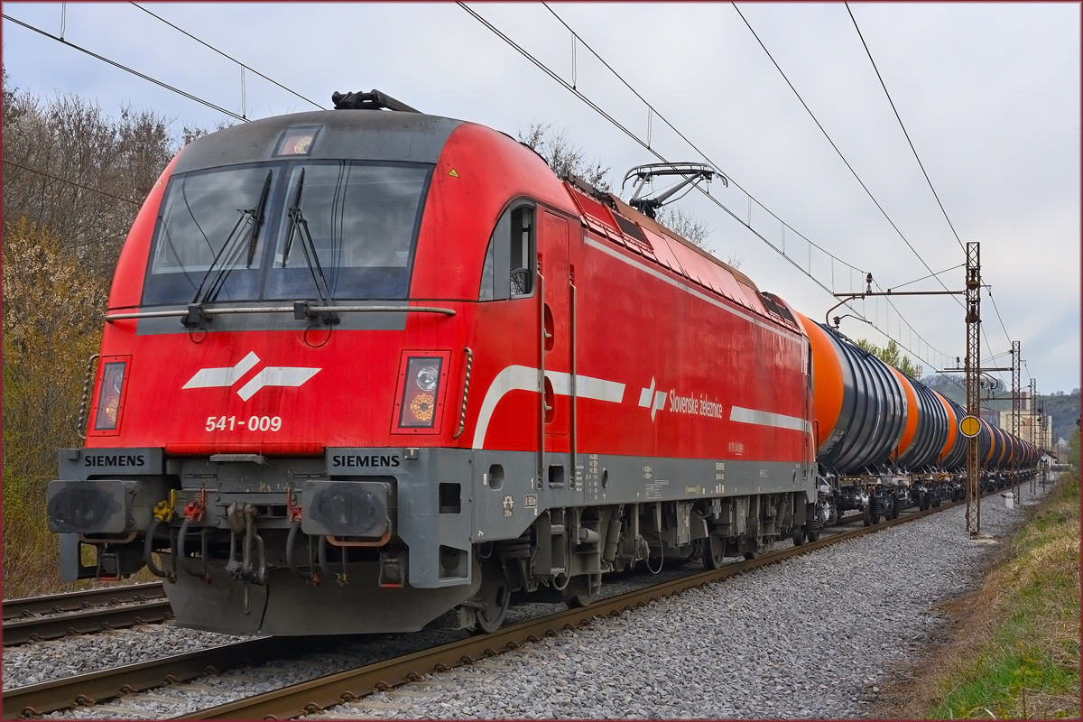 SŽ 541-009 zieht Kesselzug durch Maribor-Tabor Richtung Süden. /8.4.2021